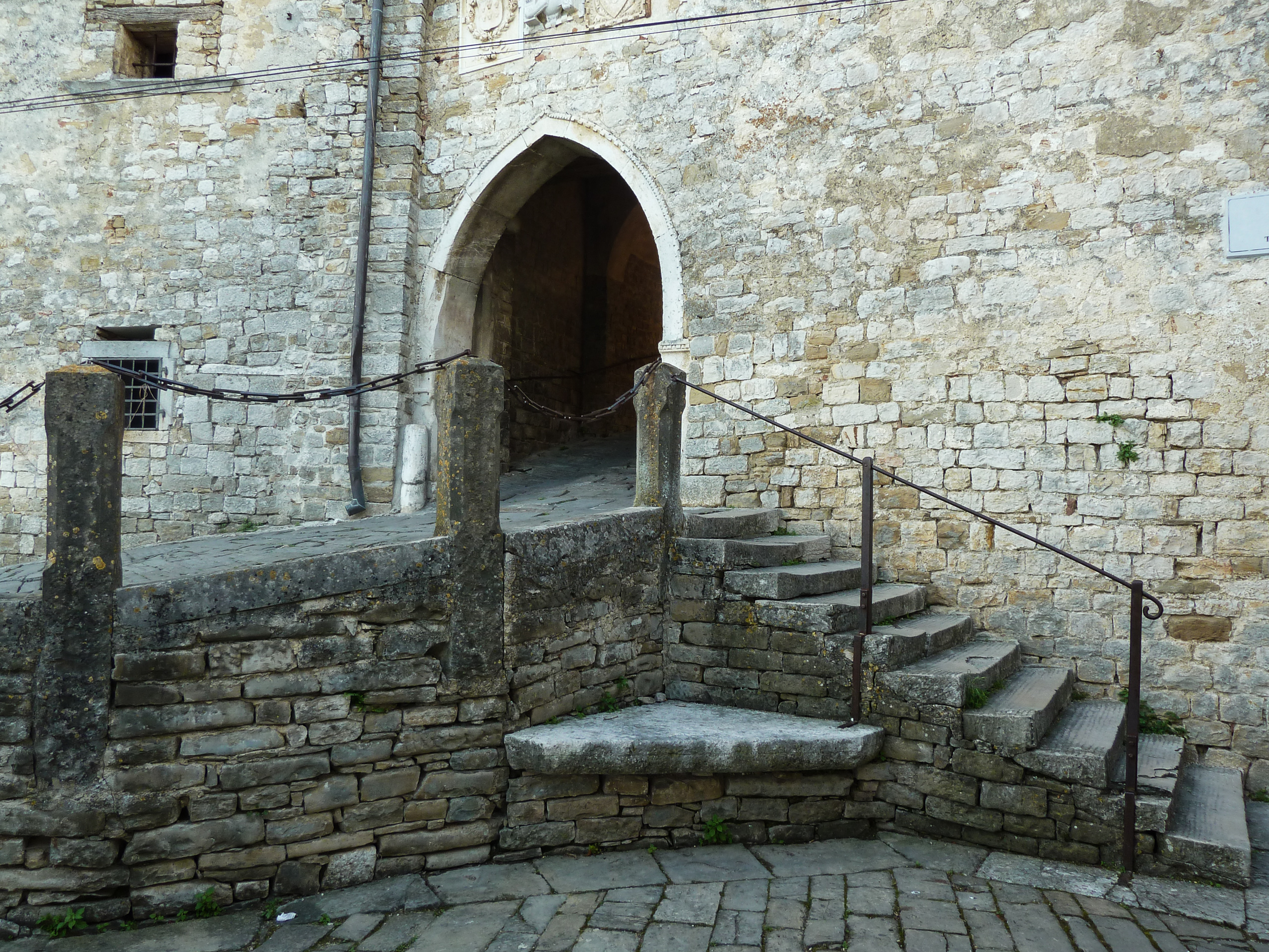 Altes Kirchenportal mit Steinstiege in Draguć